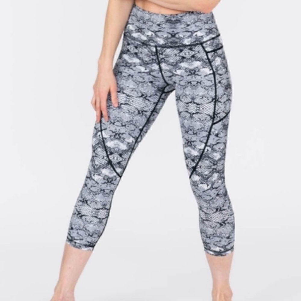 ZYIA Pocket Light N Tight Hi-Rise Capri Cobra Metallic Legging 16-18